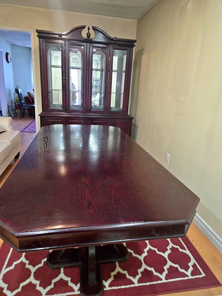 Elegant Extendable Dining Table – Solid Wood