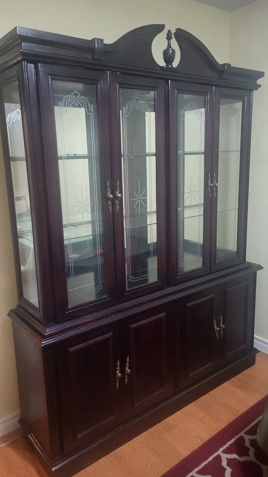 Elegant Wooden China Cabinet / Display Hutch - photo 2