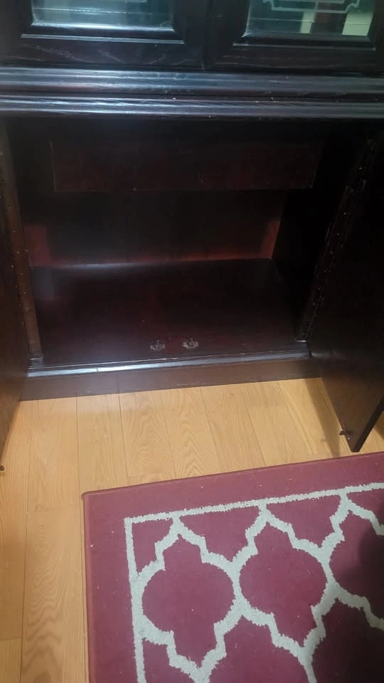 Elegant Wooden China Cabinet / Display Hutch - photo 4