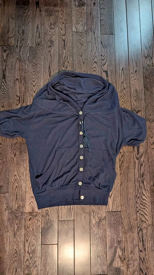 Aritzia shirt size XS (more a s-med)