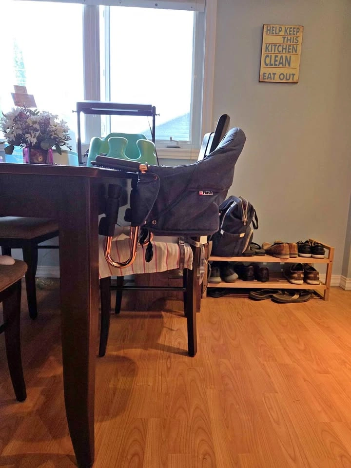 Portable hanging high chair