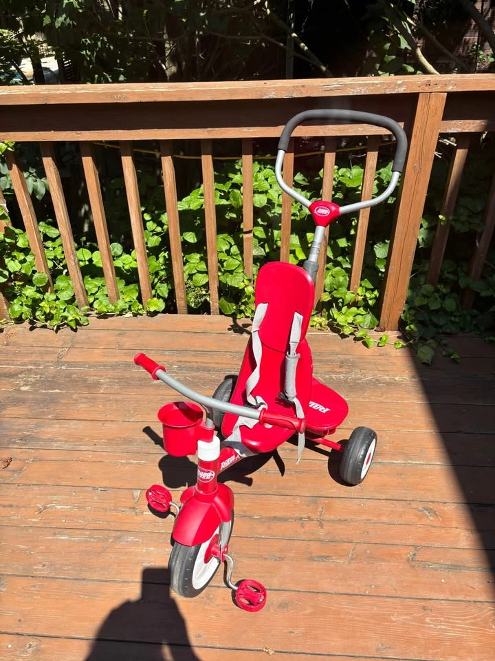 Radio Flyer Steer & Stroll Toddler Tricycle! Excellent Condition - photo 2