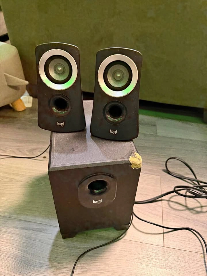 Desk speakers