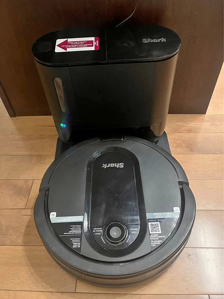 Shark Robotic Vacuum with Base