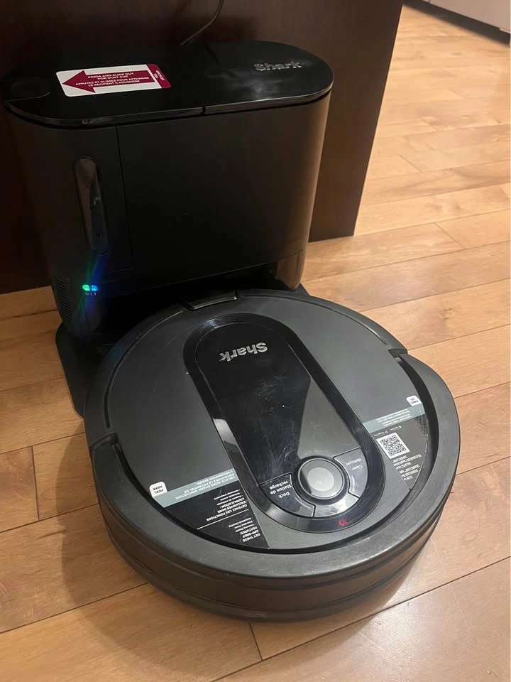 Shark Robotic Vacuum with Base - photo 2