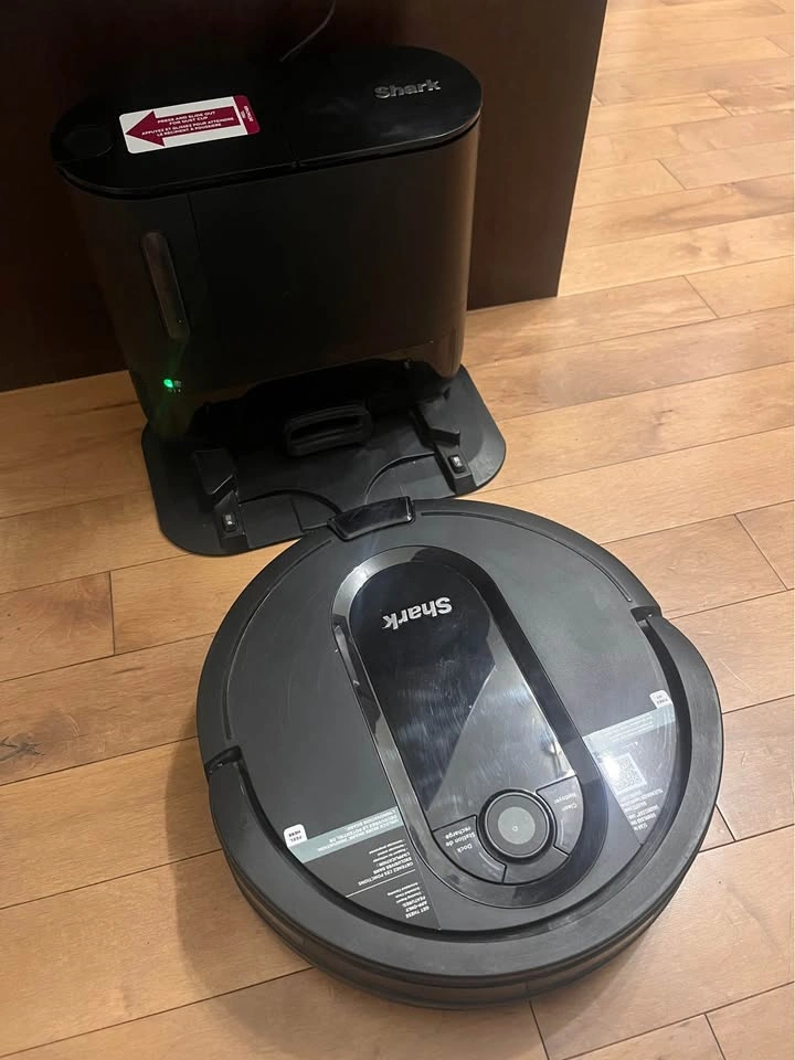 Shark Robotic Vacuum with Base - photo 3