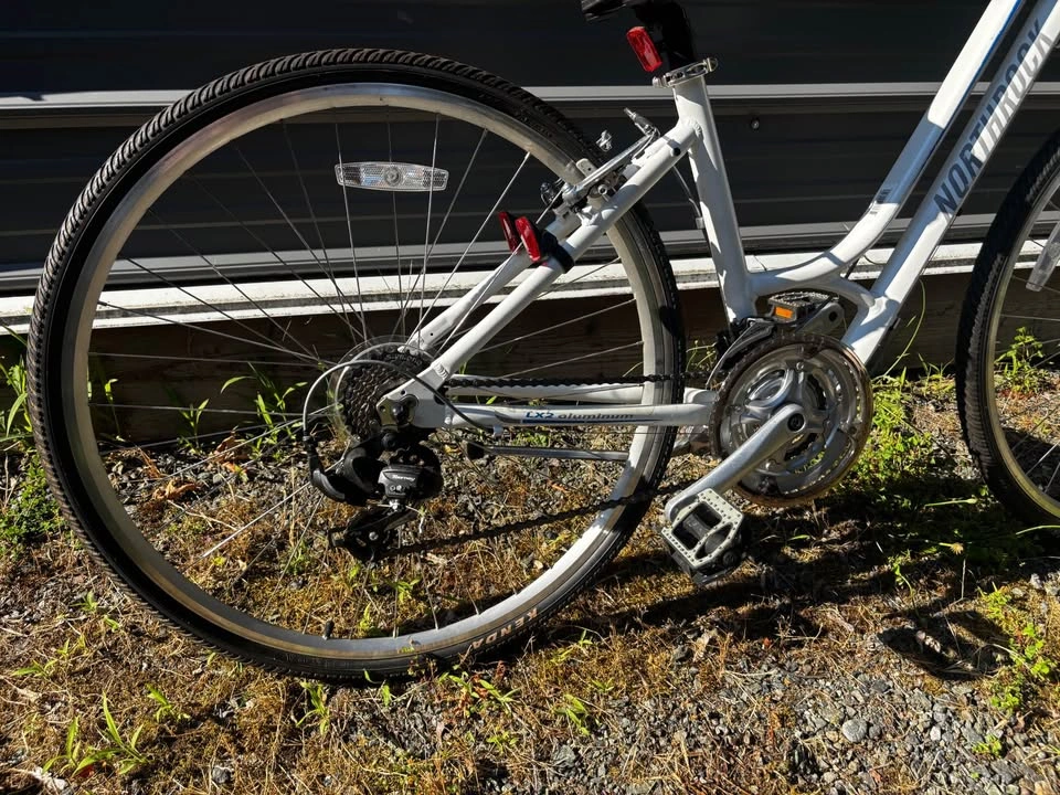 Northrock CL5 700c Hybrid Bike - Like New! - photo 5