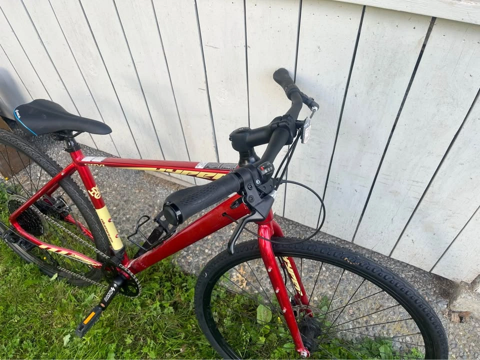 Like New Hyper 700c Gravel / Hybrid Bike 17" Aluminum Frame - photo 2