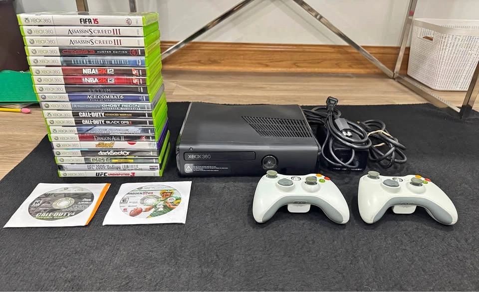 Xbox 360 Slim Bundle - 2 Controllers + 18 Games - Tested