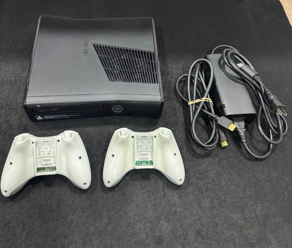 Xbox 360 Slim Bundle - 2 Controllers + 18 Games - Tested - photo 3