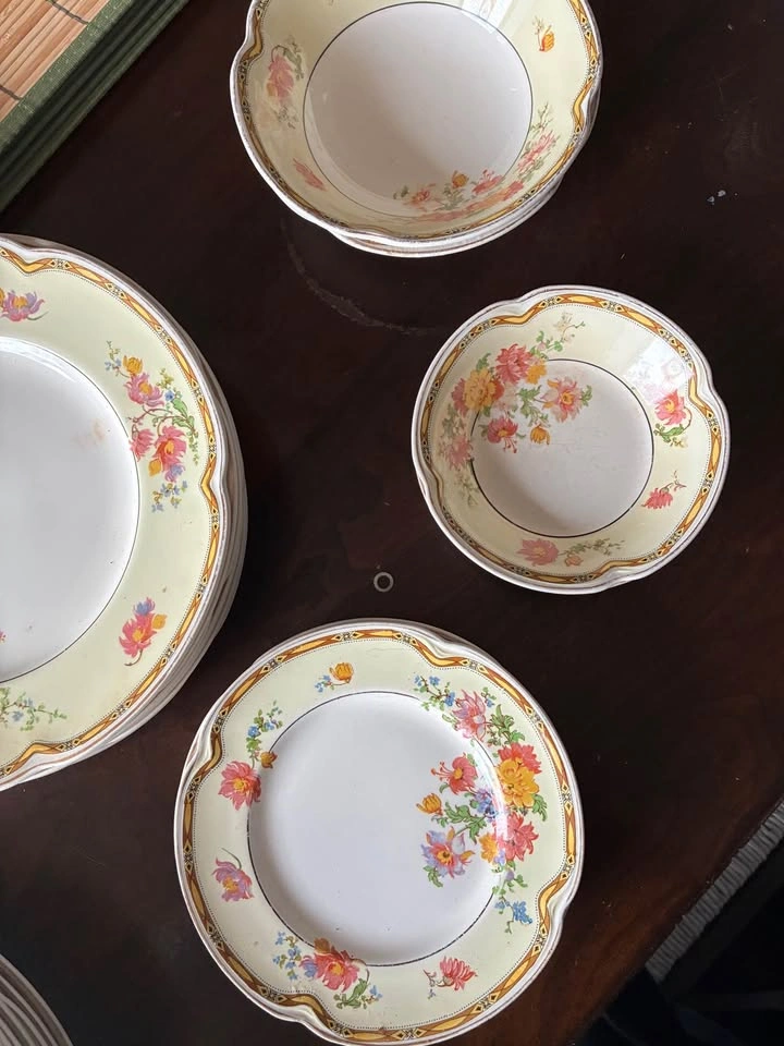 Vintage Pareek Johnson Brothers of England Floral Dinnerware Set - photo 2