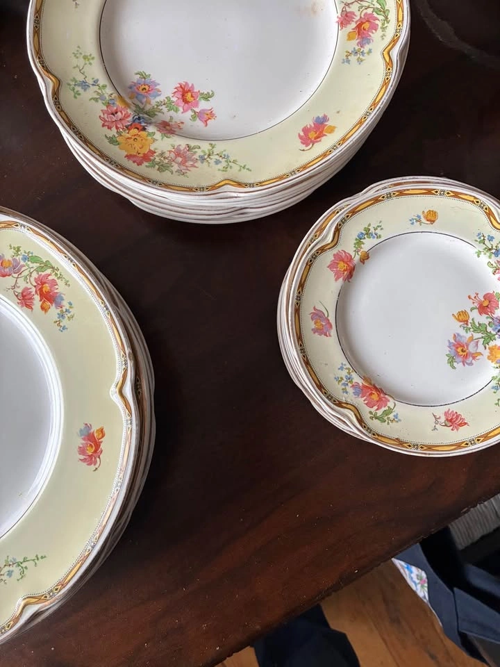 Vintage Pareek Johnson Brothers of England Floral Dinnerware Set - photo 4