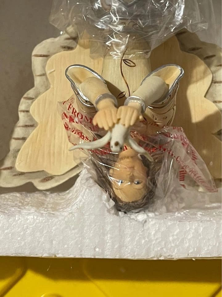 Pretty angel figurine new in box - photo 4