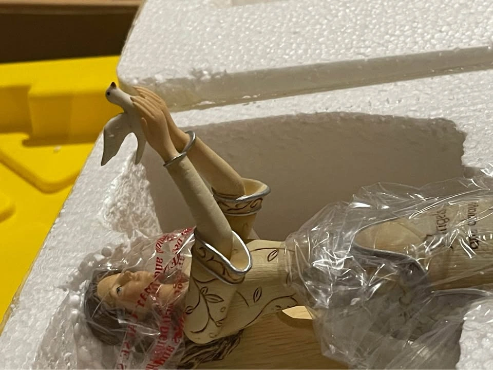 Pretty angel figurine new in box - photo 5