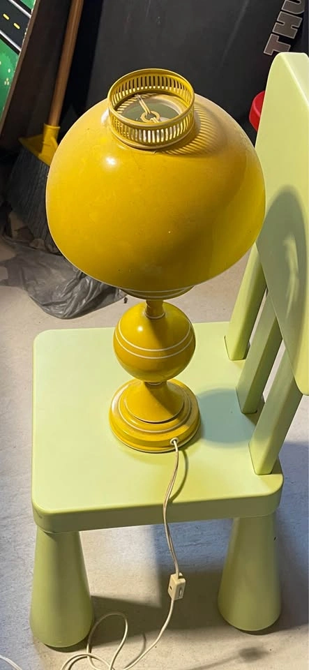 Vintage find - fun yellow table lamp - photo 2