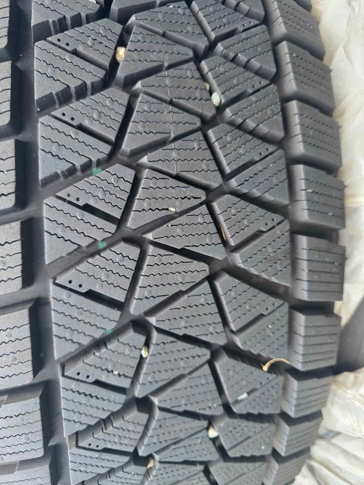 Bridgestone Blizzak DM-V2 Tires 225/65R17 on OEM Toyota Rims - photo 3