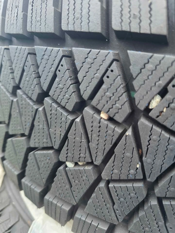 Bridgestone Blizzak DM-V2 Tires 225/65R17 on OEM Toyota Rims - photo 4