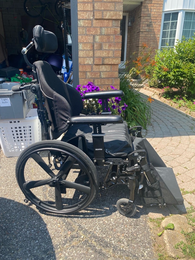 FUZE T50 EXPRESS TILTING WHEELCHAIR - BARELY USED