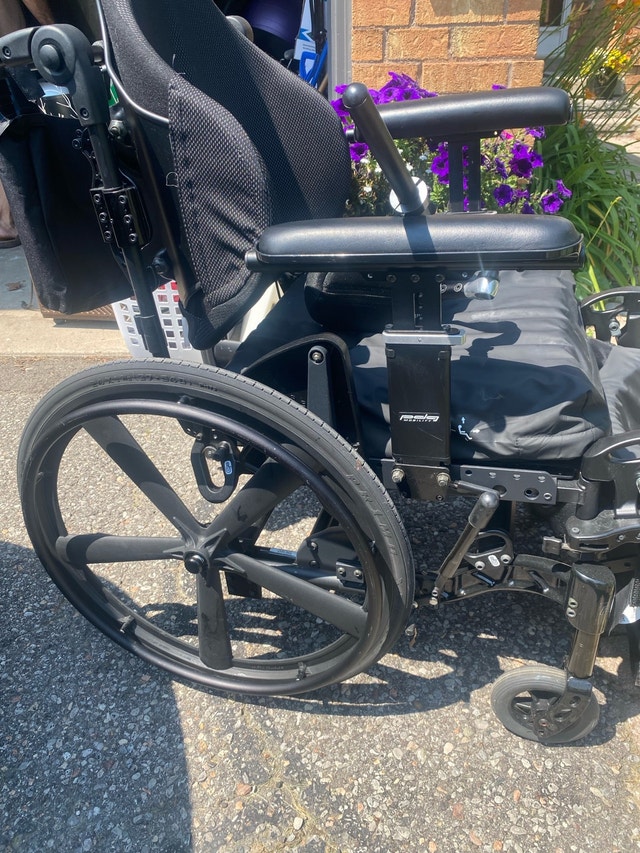 FUZE T50 EXPRESS TILTING WHEELCHAIR - BARELY USED - photo 2