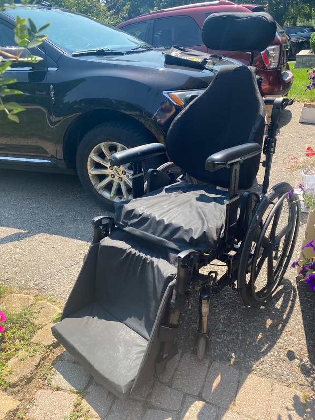 FUZE T50 EXPRESS TILTING WHEELCHAIR - BARELY USED - photo 4