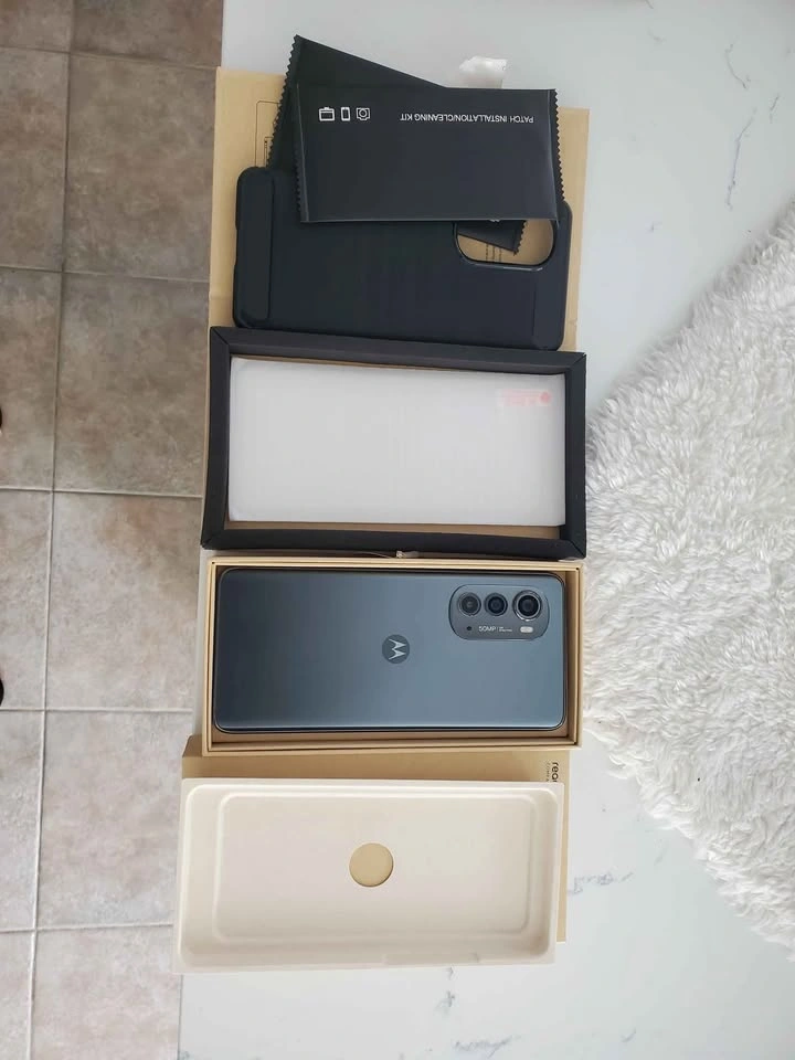 Like New Moto Edge 2022 256GB with New Case and 2 Screen Protect