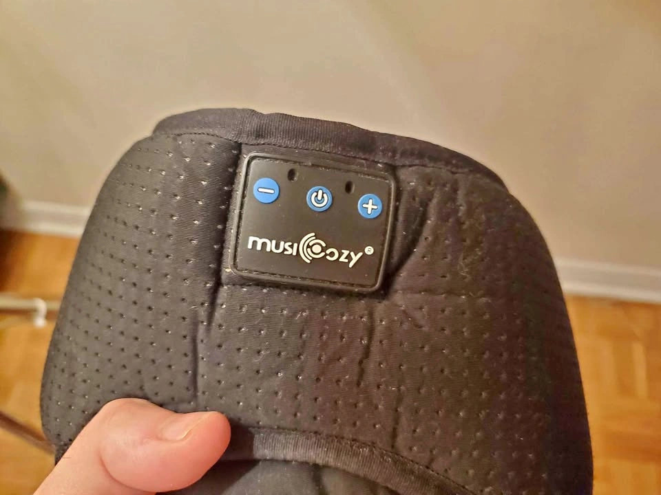 Sleeping mask with built-in headphones