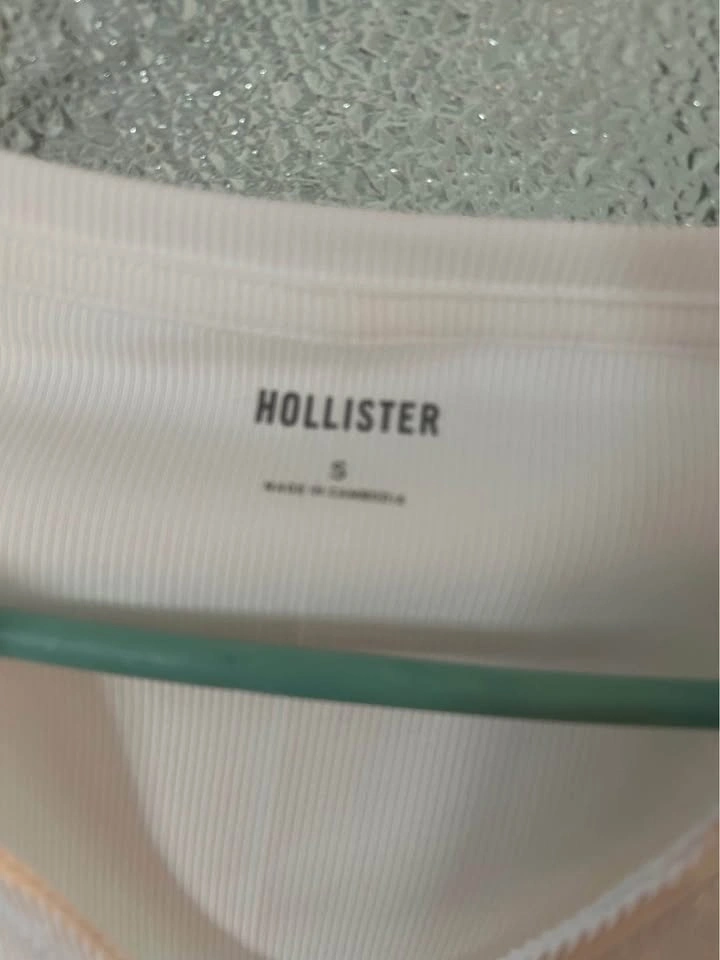 Hollister top women’s size small - photo 2