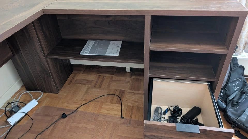 Medium-Sized Corner / L Desk - photo 3