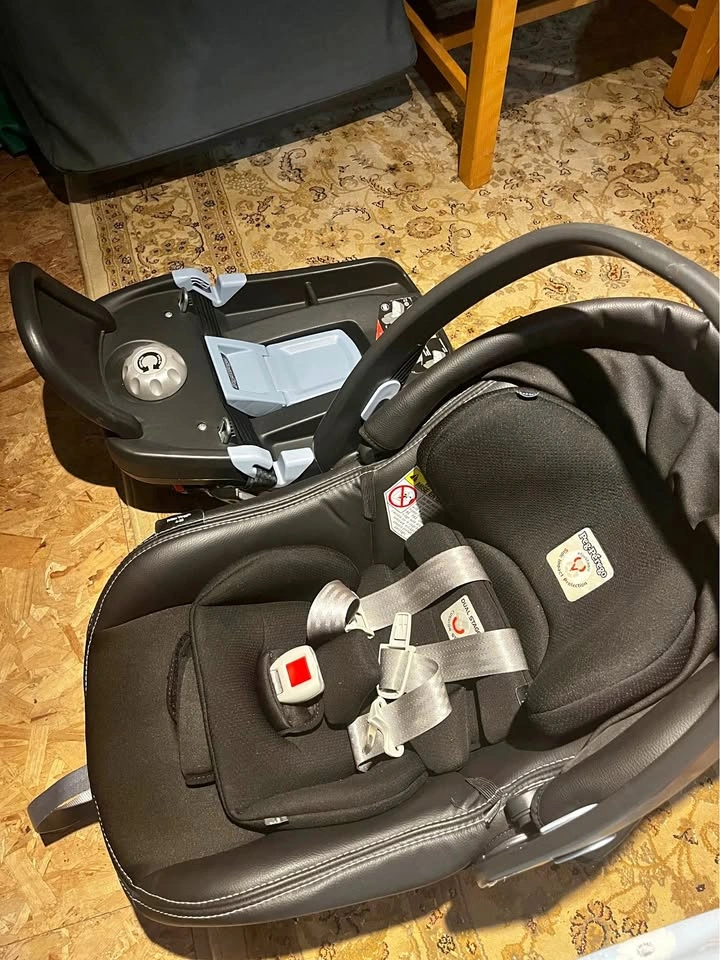 Peg Perego Primo Viaggio 4–35 Infant Car Seat with Base