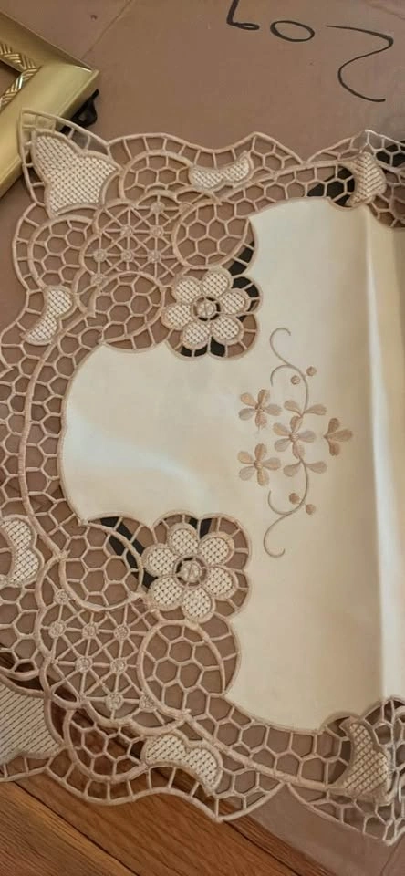 Vintage table cloth with crochet edges/design - photo 2