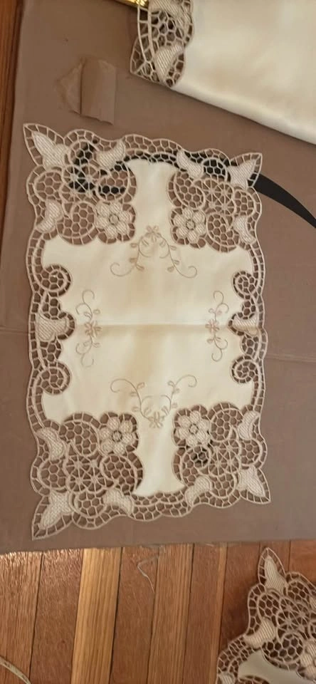 Vintage table cloth with crochet edges/design - photo 3