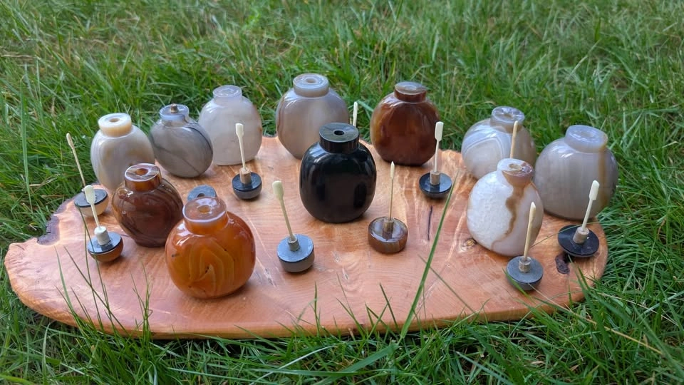 Hollowed Stone Snuff Bottles: Agate & Black Jade - photo 3