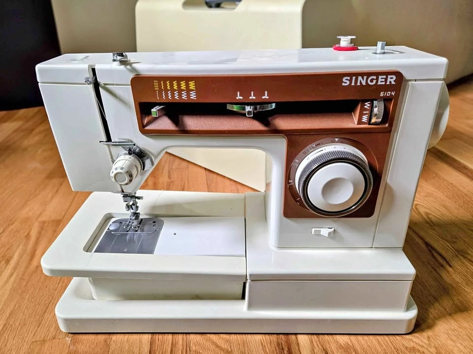 Vintage Singer 6104 Sewing Machine - Working & Tested