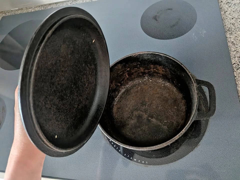Cast Iron Mini Dutch Oven Pot with Lid and Dual Handles, 2-Quart