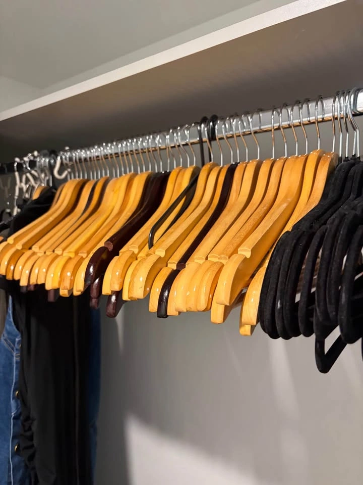 Mixed Clothes Hangers – Wooden, Felt & Plastic - photo 2