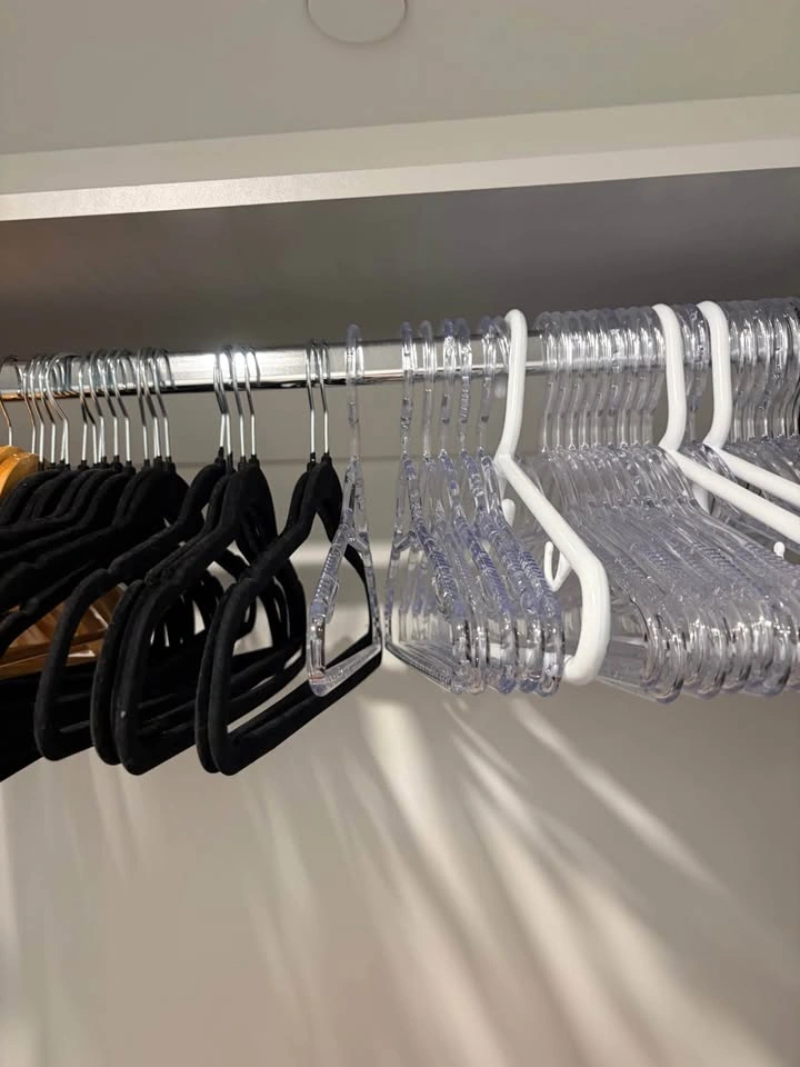 Mixed Clothes Hangers – Wooden, Felt & Plastic - photo 3