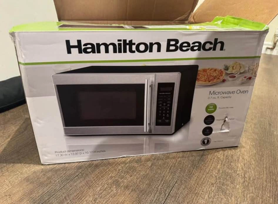 Moving sale Hamilton Beach 0.7 cu. ft. Microwave Oven - photo 2