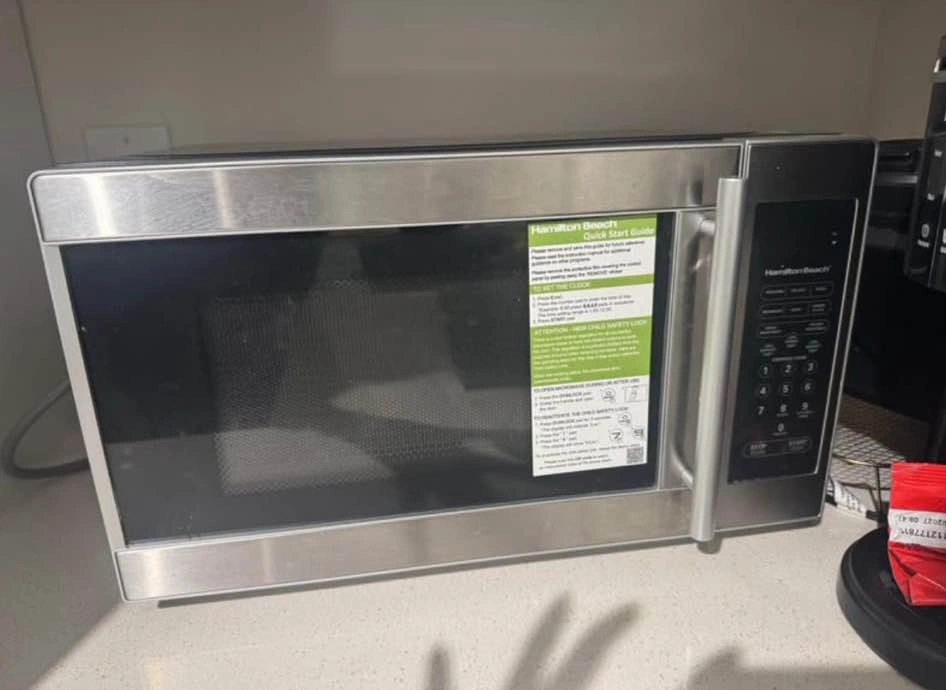 Moving sale Hamilton Beach 0.7 cu. ft. Microwave Oven - photo 3