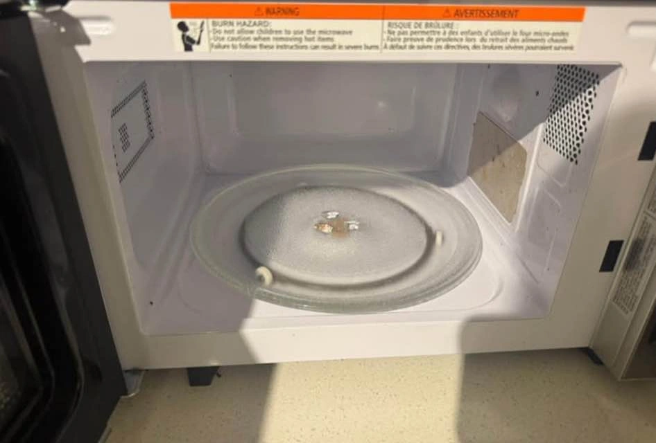 Moving sale Hamilton Beach 0.7 cu. ft. Microwave Oven - photo 4