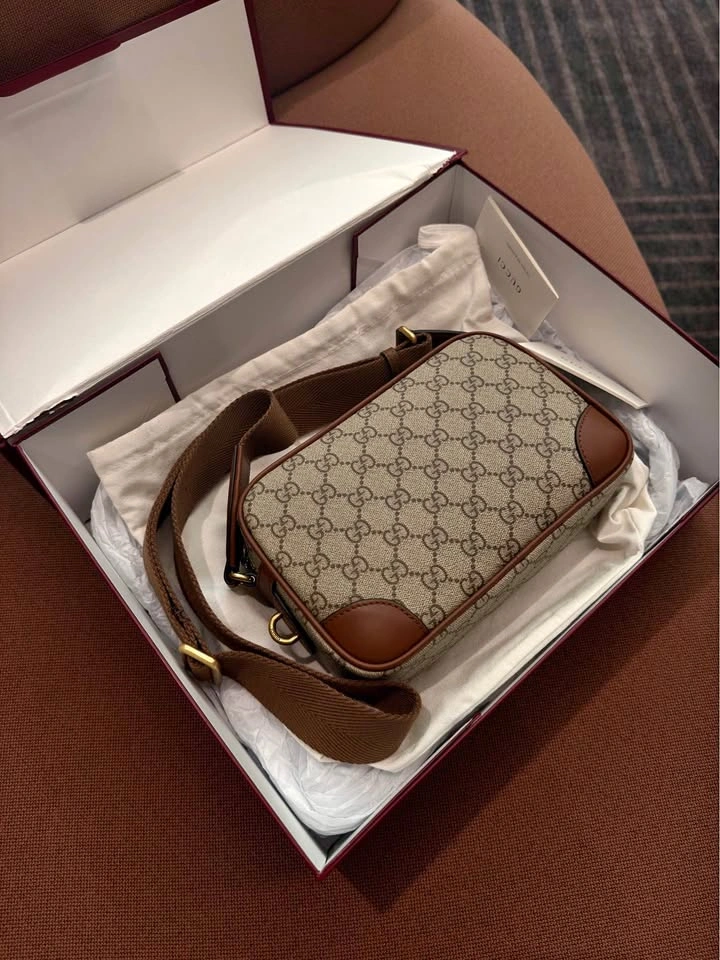 Authentic Gucci Emblem Small Crossbody Bag | Slight Used