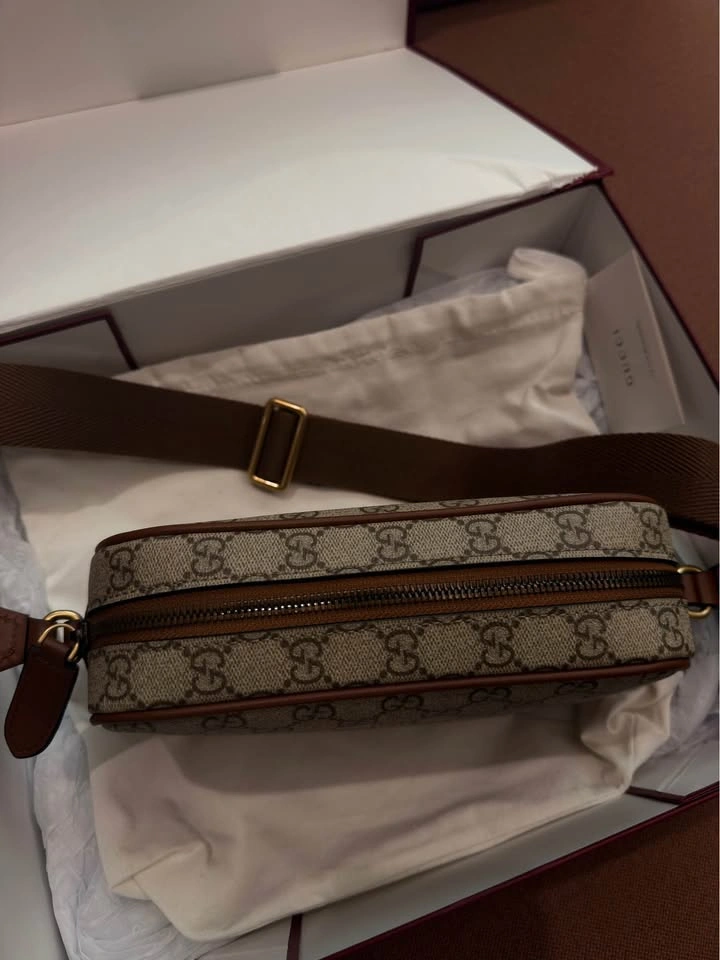 Authentic Gucci Emblem Small Crossbody Bag | Slight Used - photo 3