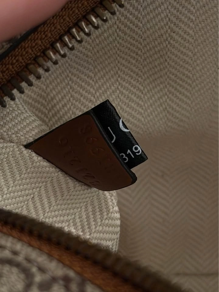 Authentic Gucci Emblem Small Crossbody Bag | Slight Used - photo 4