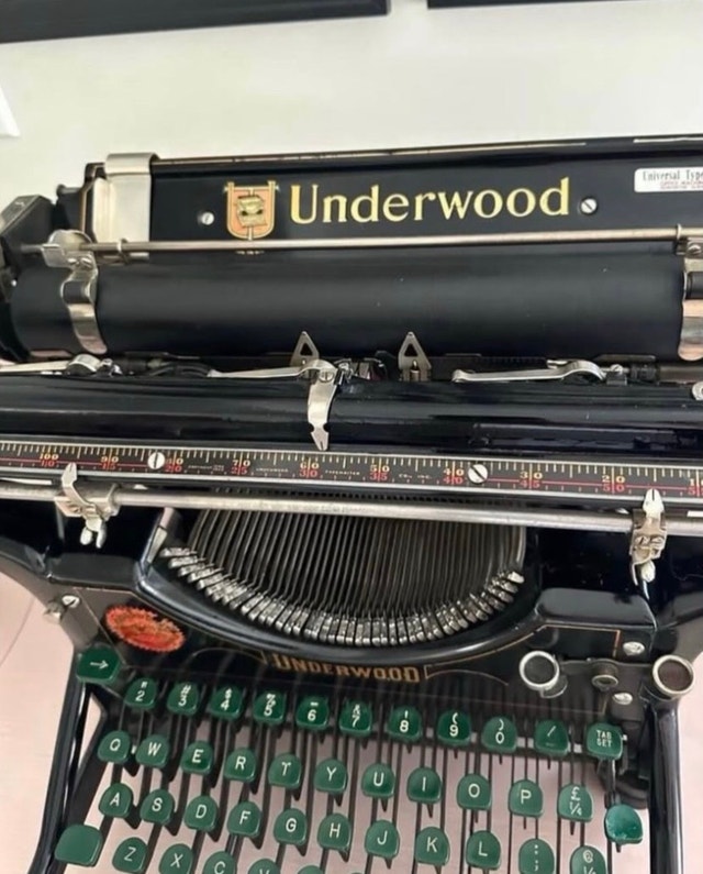 Antique Underwood 1926 Model Typewriter - photo 2