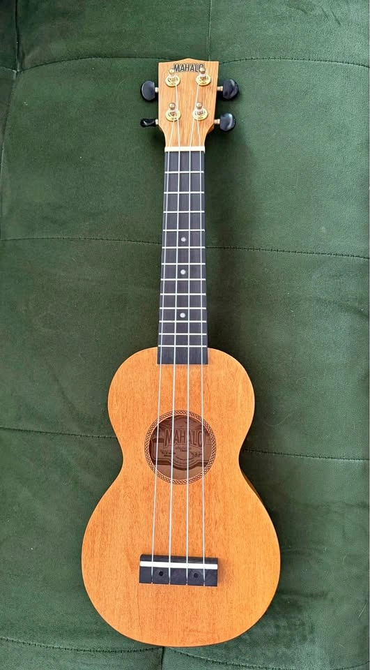 Mahalo Soprano Ukulele with Carry Bag – Like New