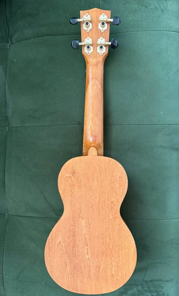 Mahalo Soprano Ukulele with Carry Bag – Like New - photo 3