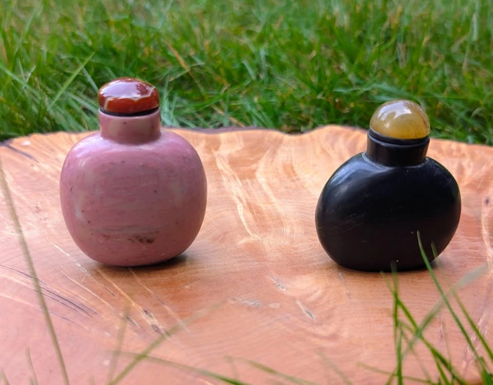 Vintage Hollowed Stone Snuff Bottles - Black Jade & Pink Soda - photo 2