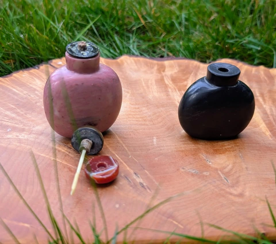 Vintage Hollowed Stone Snuff Bottles - Black Jade & Pink Soda - photo 3