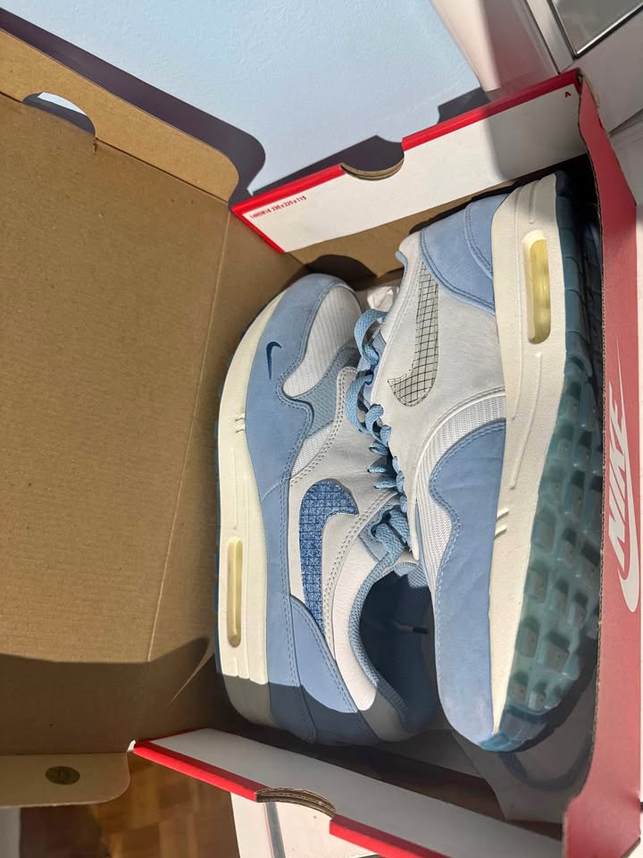 White and blue used nike shoes size 10