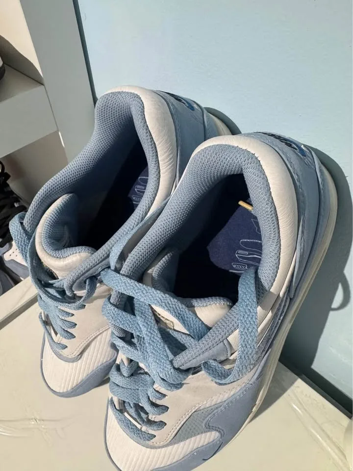 White and blue used nike shoes size 10 image indicator(2)