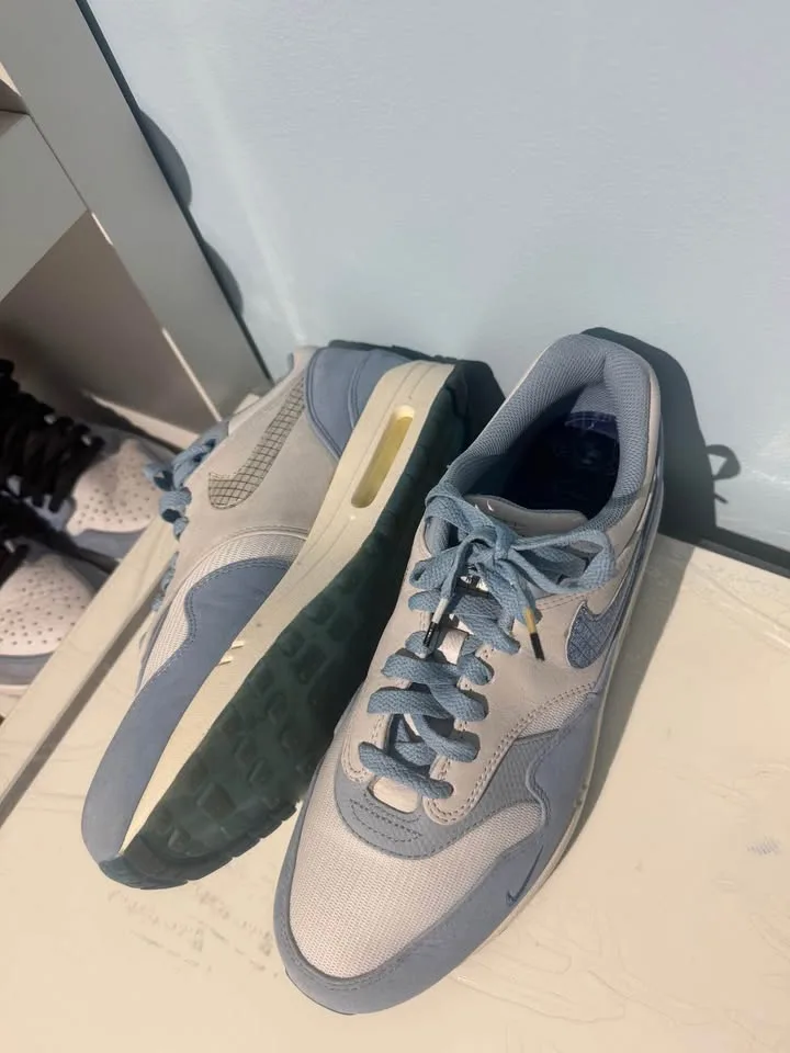 White and blue used nike shoes size 10 image indicator(5)